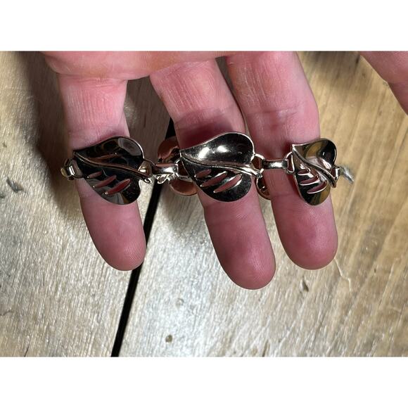 Vintage gold tone leaf bracelet. women's jewelry. light weight. Marked - Picture 2 of 4